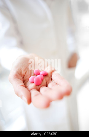 Modello rilasciato. Pillole in un medico la mano. Foto Stock