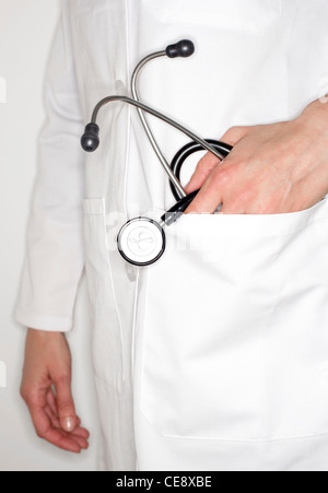 Modello rilasciato. Uno stetoscopio in un dottore in tasca. Foto Stock
