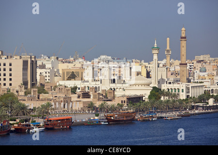 Il quartiere storico di Bastakiya, in Dubai, visto dal Deira. Foto Stock