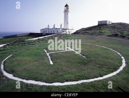 Mull of Galloway active faro costruito 1830 dall'ingegnere Robert Stevenson con contrassegni per atterraggio elicotteri Cairngann pad Dumfries and Galloway REGNO UNITO Foto Stock