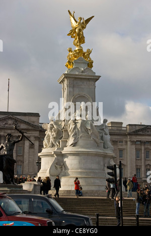 Grado 1 elencati in marmo Victoria Memorial da Sir Thomas Brock Buckingham Palace Queen's Gardens Londra Inghilterra Europa Foto Stock