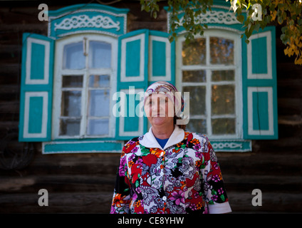 Miss Zulfia, Tartara di nazionalità, di fronte alla sua casa 1917, Burabay, Kazakistan Foto Stock