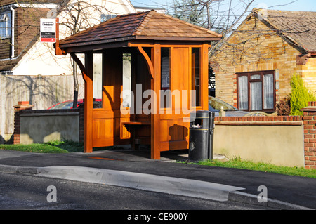 Nuovo Villaggio shelter bus alla fermata mostra alterazioni apportate alla pavimentazione e frenare per fornire accesso per la sedia a rotelle Doddinghurst Brentwood Essex England Regno Unito Foto Stock