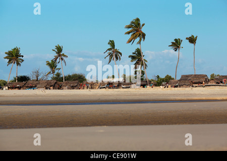 Un tipico e Vezo remoto villaggio di pescatori tra Morondava e Belo-Sur-Mer, occidentale del Madagascar, Africa Foto Stock