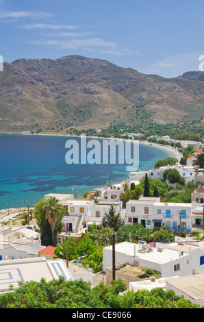 Livadia baia circondata da bianche città di Livadia, Tilos Isola, Dodecaneso, Grecia Foto Stock