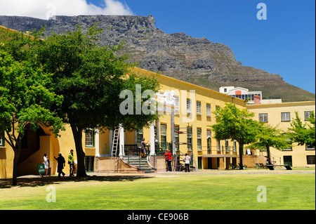 Castello di Buona Speranza con la Table Mountain in background, Cape Town, Western Cape, Sud Africa Foto Stock