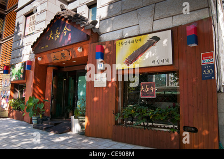 Il ristorante coreano e il suo segno all'ingresso a Seoul, Corea del Sud Foto Stock