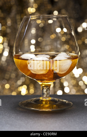 Whisky sulle rocce nella parte anteriore del bellissimo sfondo Foto Stock