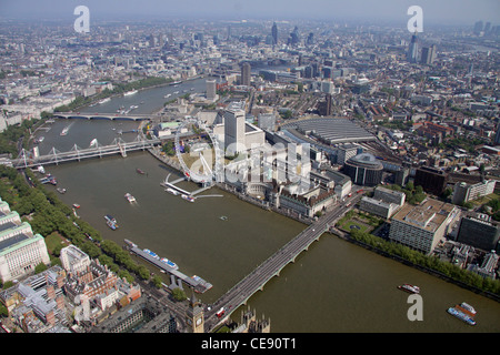 Immagine aerea di Westminster Bridge e il fiume Tamigi guardando verso il South Bank di Londra SE1 Foto Stock