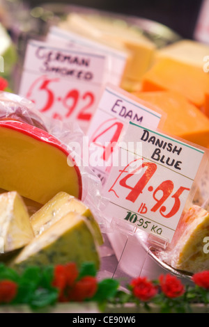 Vari tipi di formaggio su display su una fase di stallo in una piscina mercato alimentare in Inghilterra Foto Stock