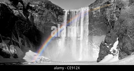 Spettacolare cascata islandese che mostra un arcobaleno colorato Foto Stock