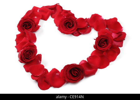 Cuore rosso di petali di rosa isolato su bianco Foto Stock