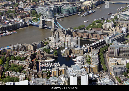 Immagine aerea del porto di St Katharine Docks Marina, Londra E1 Foto Stock