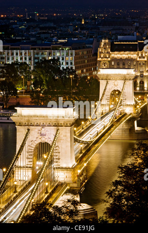 Il Ponte delle Catene (Szechenyi lanchid) di notte, Budapest, Ungheria. Foto Stock