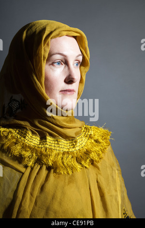 Donna che indossa scialle giallo Foto Stock