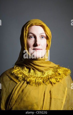 Donna che indossa scialle giallo Foto Stock