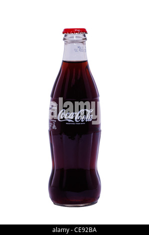 Una bottiglia di originale Coca Cola Coke ( ) in una bottiglia di vetro su uno sfondo bianco Foto Stock