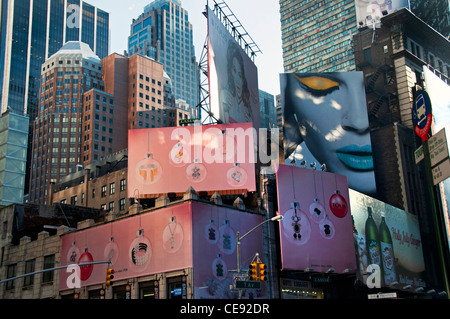 La città di New York Time Square edifici con enormi cartelloni inserzioni per Maybelline e Tous jewelery. Foto Stock