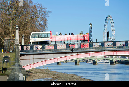 I turisti su di un autobus aperto sul tetto attraverso Lambeth Bridge, Millbank più vicina, City of Westminster, Londra, Inghilterra, Regno Unito. Foto Stock