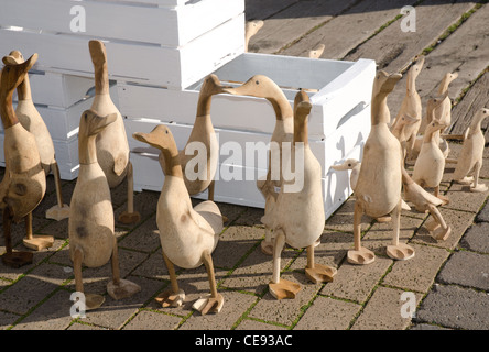Anatre di legno in un gruppo - per la vendita come doni Foto Stock