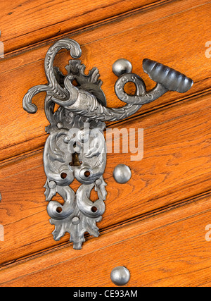 Battuto antichi maniglia della porta Foto Stock