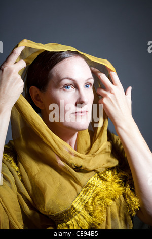 Donna immissione scialle giallo Foto Stock