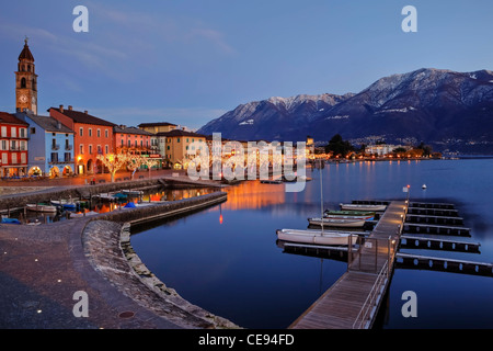 Ascona in Ticino, Svizzera durante la stagione di natale con piano illuminato sul lungolago. Foto Stock