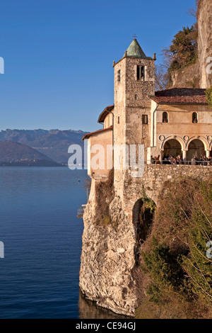 Santa Caterina del Sasso Ballaro è un eremita e monastero di pellegrinaggio dal XIII secolo sul lago Maggiore in Lombardia, Italia Foto Stock