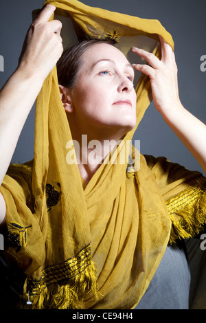 Donna immissione scialle giallo Foto Stock