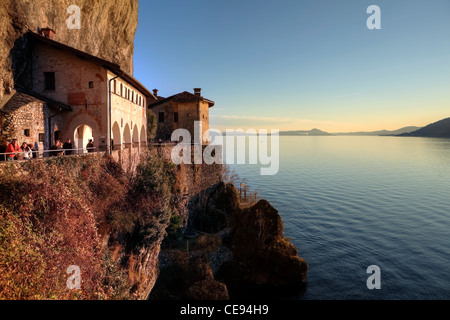 Santa Caterina del Sasso Ballaro è un eremita e monastero di pellegrinaggio dal XIII secolo sul lago Maggiore in Lombardia, Italia Foto Stock