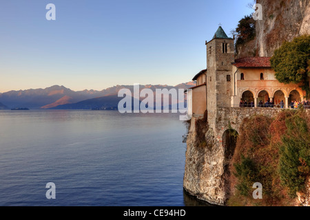 Santa Caterina del Sasso Ballaro è un eremita e monastero di pellegrinaggio dal XIII secolo sul lago Maggiore in Lombardia, Italia Foto Stock