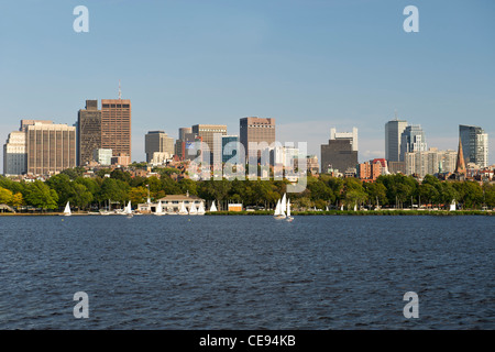 Skyline di Boston che si vede attraverso il fiume Charles a Boston, Massachusetts, USA. Foto Stock