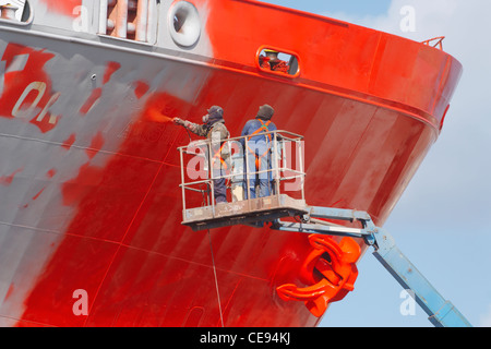 Verniciatura a spruzzo nave in drydock in Spagna Foto Stock