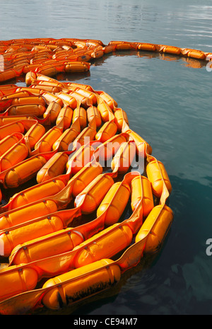 Fuoriuscita di olio del braccio di contenimento Foto Stock