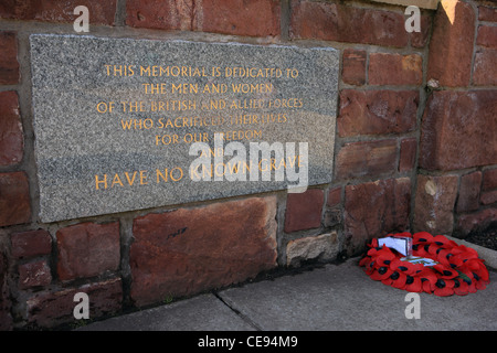 Targa commemorativa per il britannico e le forze alleate che hanno perso la vita in guerra e non hanno conosciuto sepoltura. Foto Stock