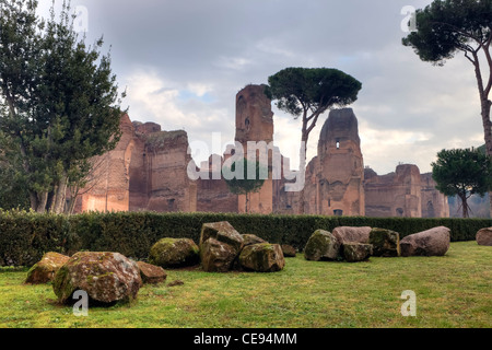 Le Terme di Caracalla sono le rovine di un antico stabilimento bagno a Roma con un parco di Monte Foto Stock