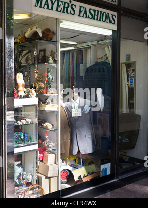 Dh Cinese Kowloon sarti di Tsim Sha Tsui Hong Kong negozio cinese finestra abiti seta abiti di visualizzazione visualizza vestito su misura Foto Stock