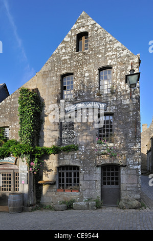 Facciata della pittoresca casa di villaggio Locronan, Finistère Bretagna, Francia Foto Stock