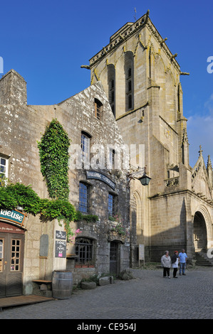 Vecchie case pittoresche e la Santa Chiesa di Ronan a Locronan, Finistère Bretagna, Francia Foto Stock