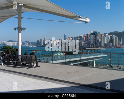 Dh Tsim Sha Tsui Est la gente DI HONG KONG rilassante Tsim Sha Tsui East Waterfront podio Foto Stock