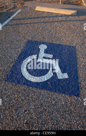 Parcheggio Asfalto spazio dipinto con simbolo di handicap in Texas