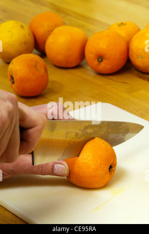 Affettare le arance per rendere la marmellata di arance. Foto Stock