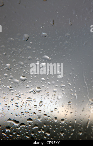 Gocce di pioggia su una finestra Foto Stock