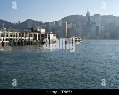 Dh dal molo dei traghetti star Tsim Sha Tsui Hong Kong Star Ferry Pier Kowloon Waterfront porto di Hong kong skyline Foto Stock