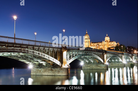 Ponte Enrique Esteban di notte, la città di Salamanca spagna Foto Stock