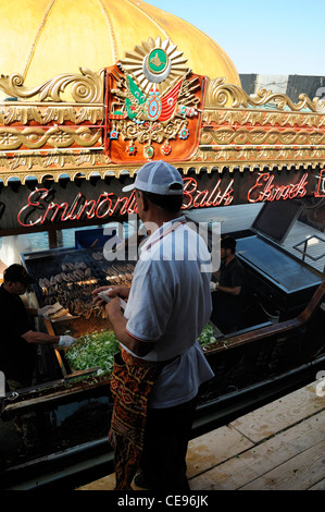 Barche vendita vendita Balik Ekmek pesce sgombro sandwich di pane Ponte Galata waterfront Golden Horn Eminonu Istanbul Turchia Foto Stock