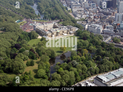 Immagine aerea dei Giardini di Buckingham Palace, il Palazzo che guarda in direzione della Città di Londra. Londra SW1 Foto Stock