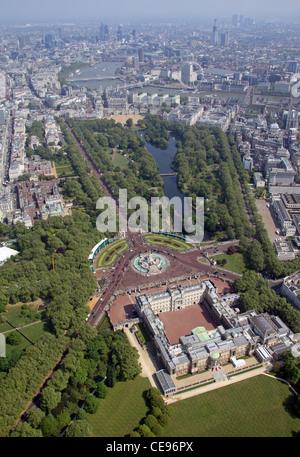 Immagine aerea dei Giardini di Buckingham Palace, il Palazzo che guarda in direzione della Città di Londra. Londra SW1 Foto Stock