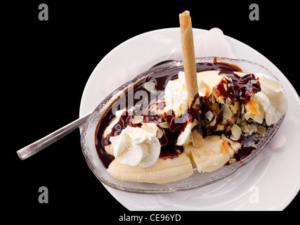 Banana Split gelato vasca isolata su nero Foto Stock