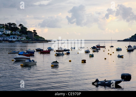 Bocca del Fowey estuario con derive ormeggiata in primo piano, preso dalla città Quay, Fowey al crepuscolo con Polruan sinistra. Foto Stock